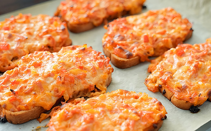 Кулинарный шедевр из луковицы, сыра и хлеба: гренки на завтрак теперь делаем только так