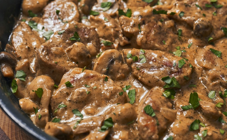 Гуляш по-румынски: томим свинину в сливках. Мясо само распадается под вилкой