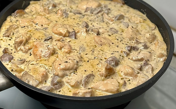 Куриная грудка повышенной сочности: тушим в сливочно-томатном соусе