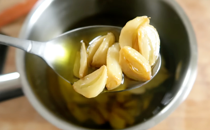 Простейшая закуска из чеснока к мясу, рыбе и курице