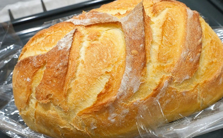 Домашний хлеб в рукаве: пышный, с тонкой хрустящей корочкой. Остается свежим долго и не крошится