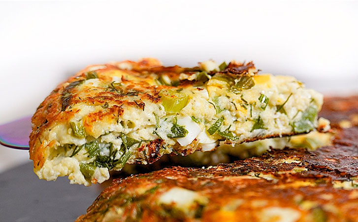 Полезный и питательный завтрак: сырники с зеленью и сыром