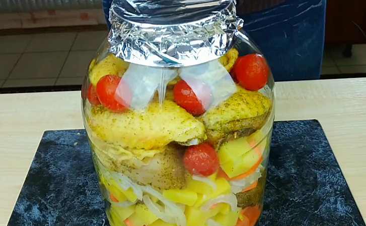 Жаркое готовим прямо в банке. Сложили и поставили в духовку: проще не придумать