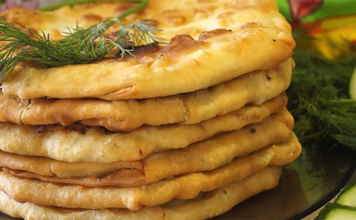 Молдавские плацинды: готовим сочные лепешки с творогом и зеленью