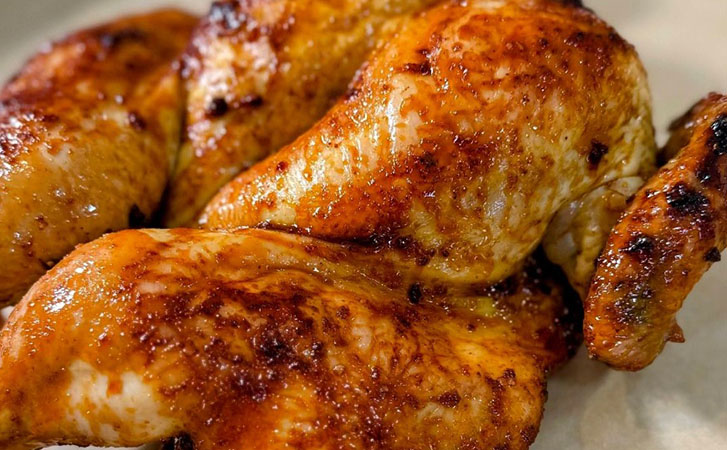 Запеченая курица в йогуртовом маринаде: корочка получается идеально, а вкус волшебный