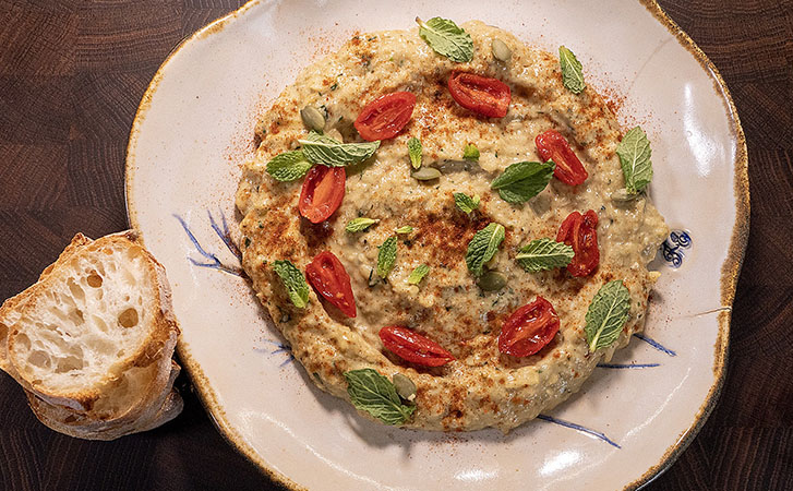 Пряный домашний паштет-намазка на замену хумусу: в основе чеснок и яблоки