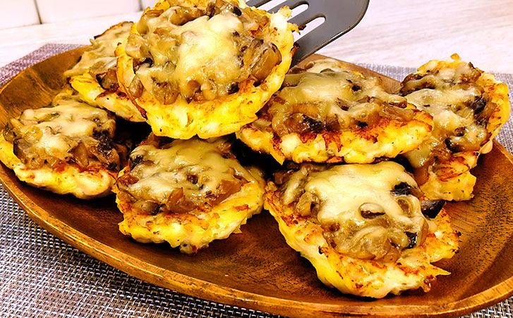 Соединяем драники и курицу. Делать просто, а получается вкуснее мяса по-французски