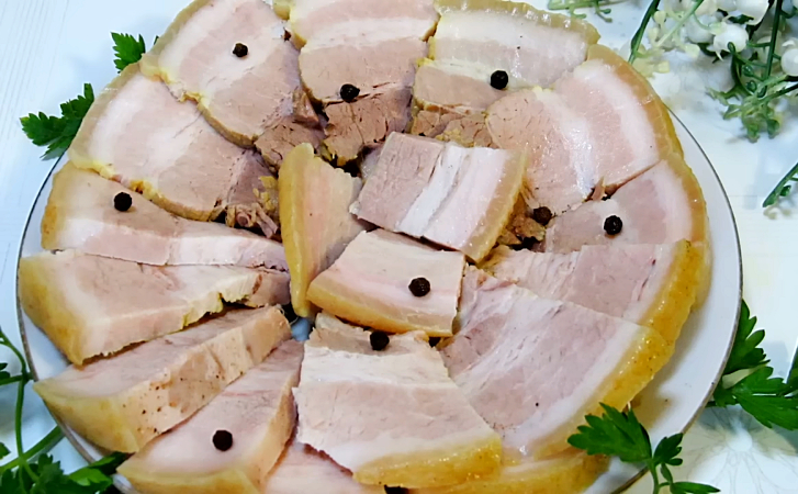 Берем самую дешевую грудинку и делаем домашнюю нарезку. По вкусу как деликатес