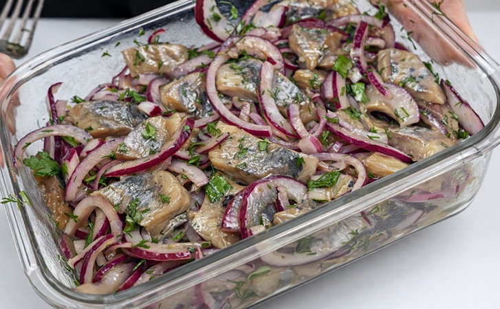 Недорогая селедка будет вкуснее красной рыбы: маринуем в луке с соевым соусом