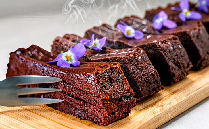Худейте на десертах: брауни за 5 минут из яблок и какао. Сладкий и без калорий