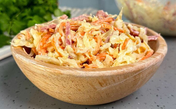 Салат со свежей капустой и колбасой. Рецепт на 10 минут: не надоедает неделями