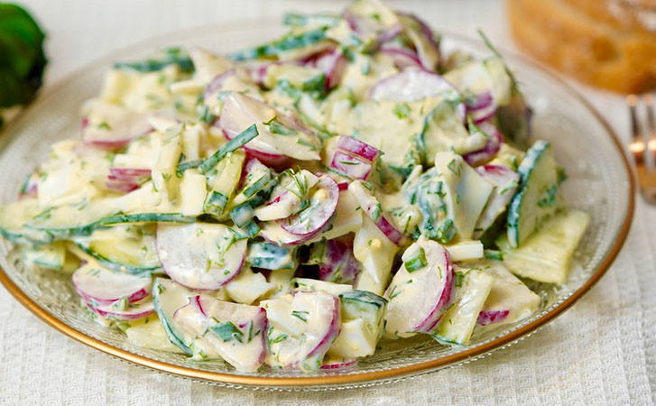 Самый вкусный салат этой весны: витаминный, легкий и с необычной заправкой