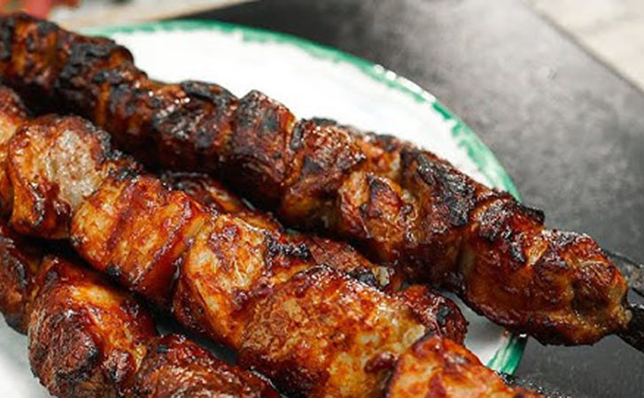 Жарим шашлык из сплошного сала: нежнее мяса и сам тает во рту