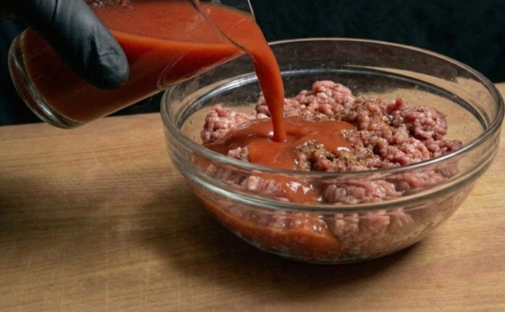 Взяли фарш и влили в него томатный сок. Через 15 минут на столе шикарные закусочные рулетики