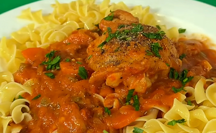 Сытный гуляш из курицы с густой подливкой