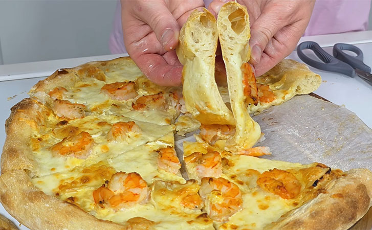 Идеальное тесто для неаполитанской пиццы: даже месить не нужно, просто смешайте ложкой