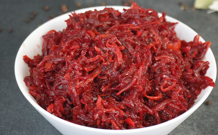 Готовьте сразу кастрюлю: гениальный салат из свеклы. Становится только вкуснее с каждым днем