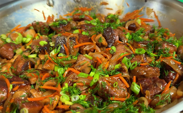 Как жарить печень с луком, чтобы точно была нежной: добавляем шампиньоны и шалфей