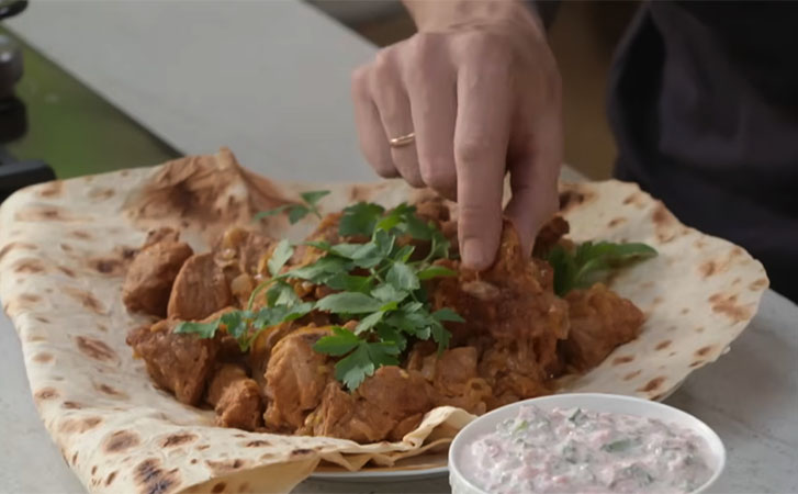 Домашний рецепт шашлыка: мясо получится как с мангала, с копченым привкусом