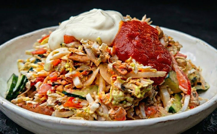 Салат-шаурма. Вкус такой же волшебный, но подавать теперь можно в стол