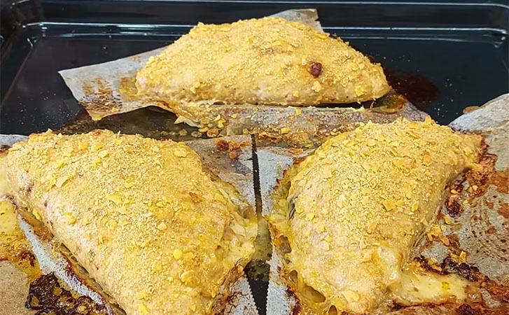 Особые чебуреки с начинкой из грибов. Вместо теста фарш в панировке