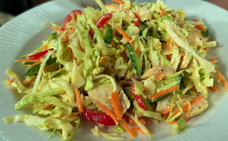 Яркий хруст и кремовая нежность: быстрый, вкусный салат из капусты с новой заправкой