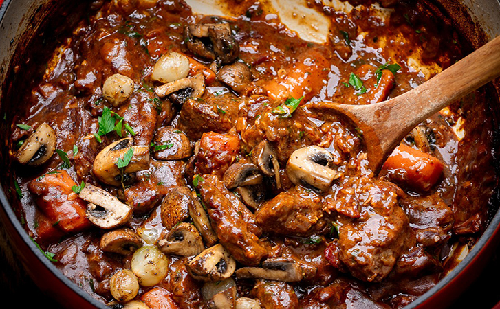 Эталонный рецепт говядины по-бургундски. Тушеное мясо в густом винном соусе