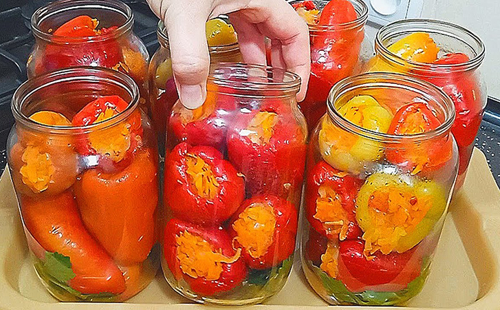 Консервированные перцы с овощной начинкой. Стоит попробовать раз и будет нарасхват