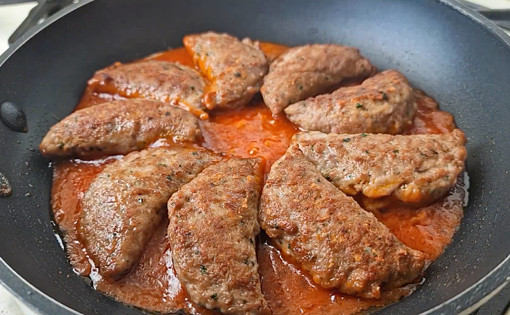 Не котлеты, а находка: мясные конвертики с моцареллой в томатном соусе