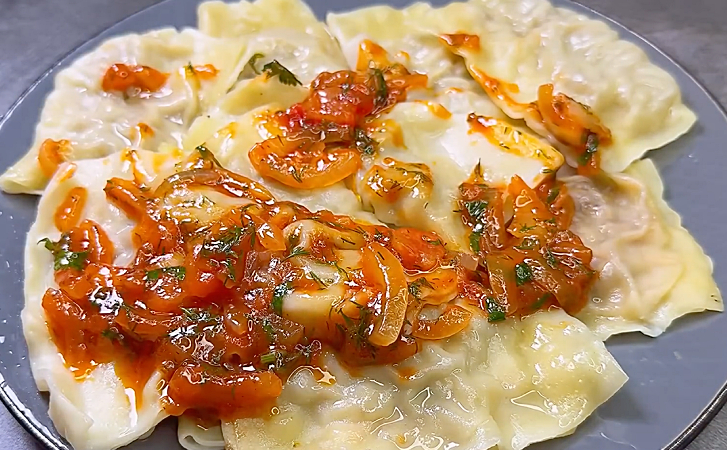 Восточные манты с сочной начинкой и ароматным томатным соусом 