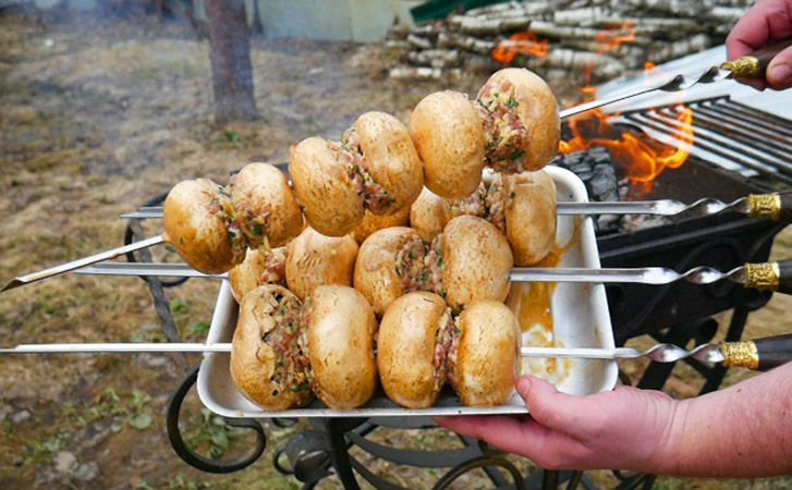 Огненные шляпки на мангале: фаршируем грибы курицей
