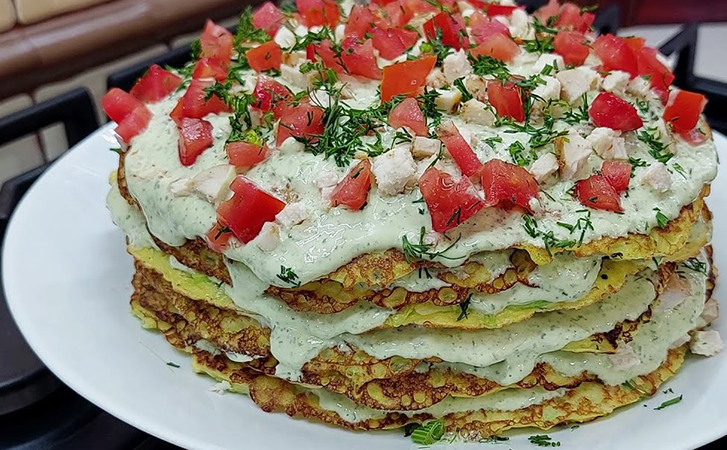Кабачки по-новому: летний торт с курицей, томатами и чесночным соусом