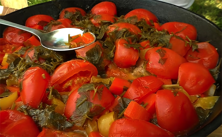 Курица, томленная в пиве с овощами: мясо распадается на волокна без обжарки