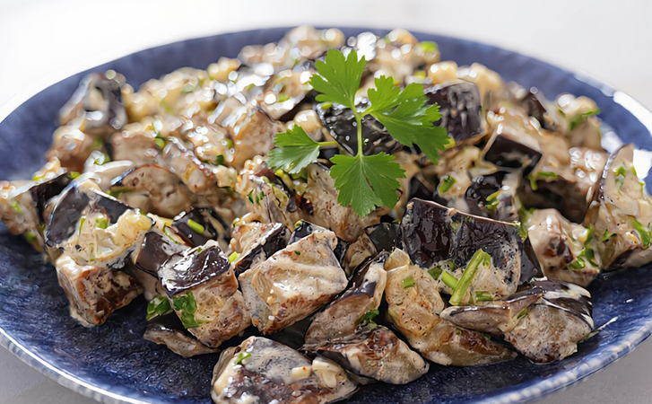 Потрясающий рецепт из баклажанов. Получатся как грибы на вкус, в сметанном соусе