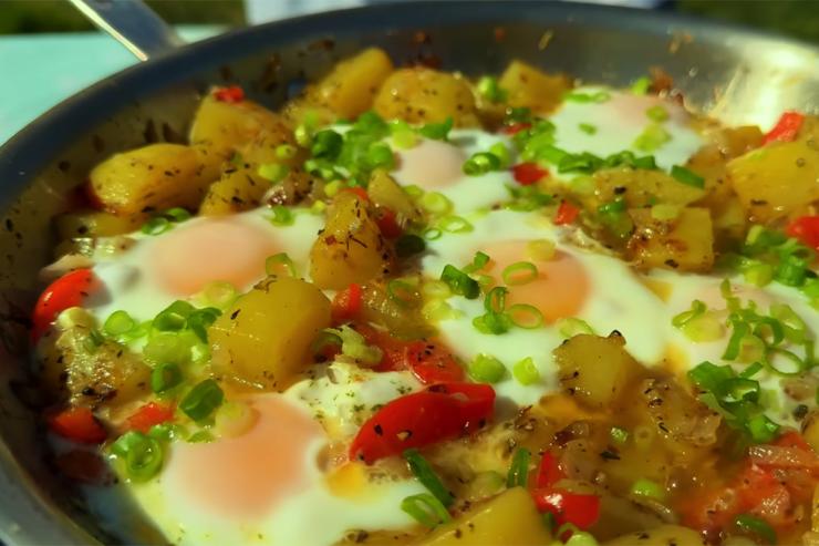Вкуснее шакшуки: сочный завтрак с беконом и яйцами на одной сковороде