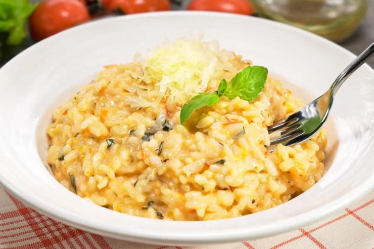 Аппетитное ризотто, но вместо риса чечевица. За счет этого вкуснее обычного