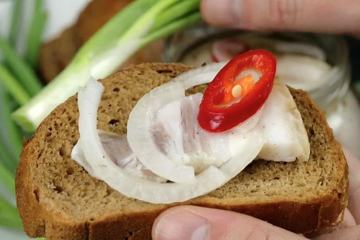 Зачем мариновать сало с луком и уксусом. Получается мягче и ароматнее