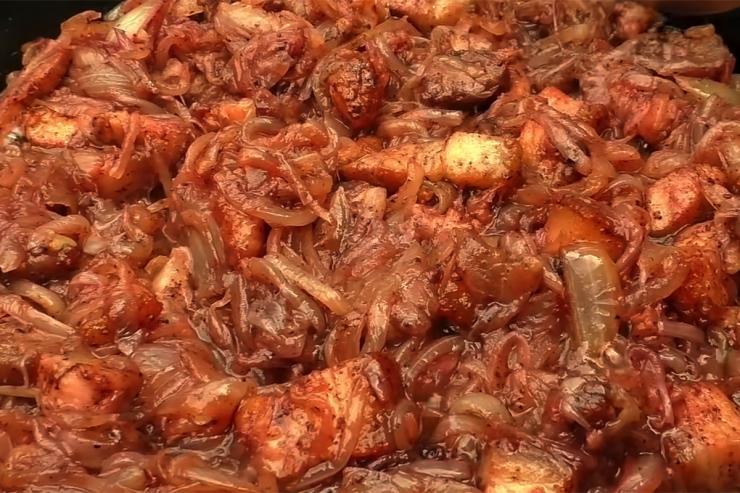 Как приготовить намазку из лука с салом с прослойкой мяса: гениальный рецепт