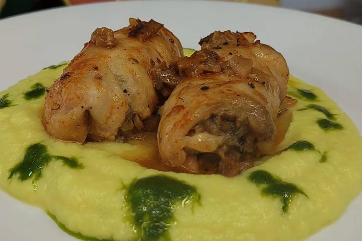 Вместо жареной курицы и картошки: сочные рулетики с начинкой и нежнейшее пюре из цветной капусты