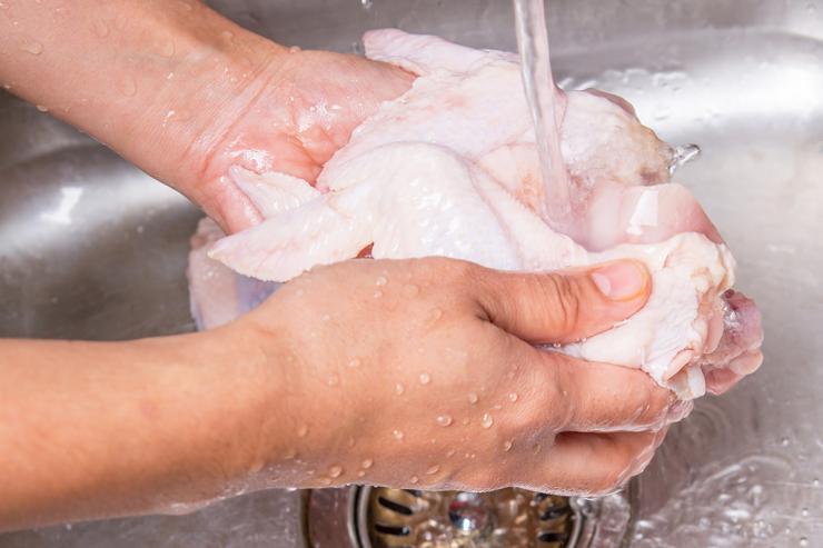 Почему сырую курицу перед готовкой нельзя мыть