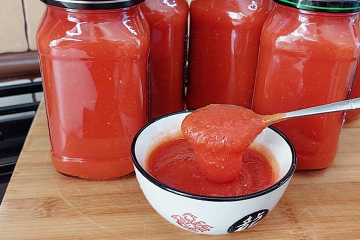 Густой «Осенний соус» из помидоров и яблок на зиму без уксуса: простой рецепт за 40 минут