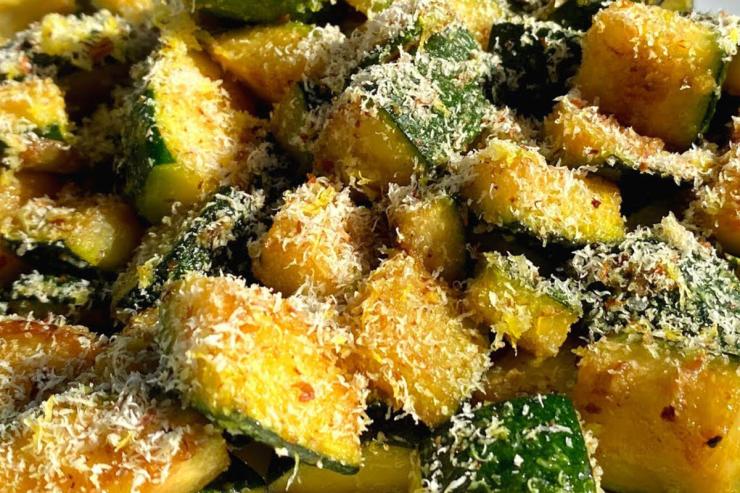 Хрустящие кабачки как на мангале, но на обычной сковороде. Быстрая и вкусная закуска