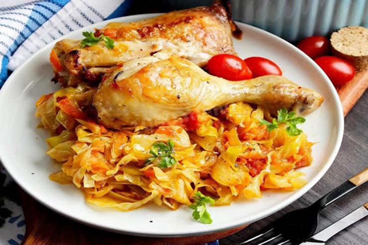 Ароматная курица сразу c тушеной капустой. Сложили все в рукав и просто ждем