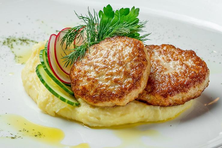 Как сделать котлеты из любого мяса нежными: добавьте сметаны и сока будет как в стейке