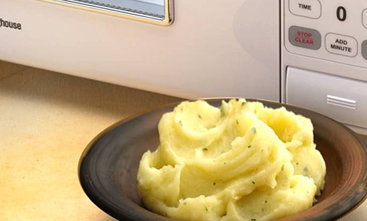 Картофель в свч. Картофель в микроволновке. Картошка для микроволновки. Печеная картошка в микроволновке. Пюре в микроволновке.