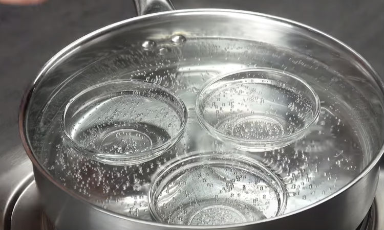 Кастрюлю с водой поместили. Кипящее серебро. Кипящая вода в стакане. Стакан кипятка. Кастрюля с водой на плите.