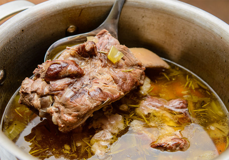 Мясо варят в холодной воде. Beef Bone broth. Бульон с мясом. Говядина для бульона. Мясной бульон в кастрюле.