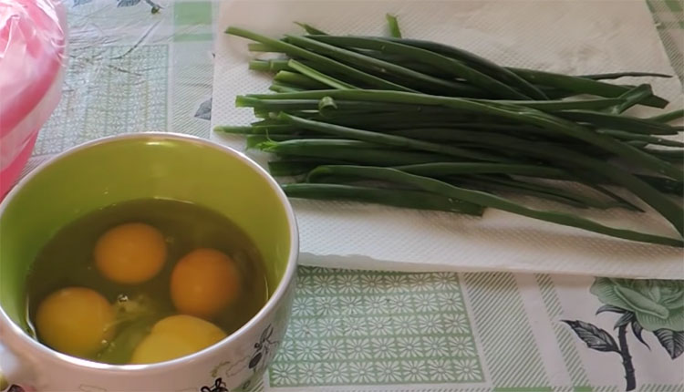 Пирожки лентяйки: вкуснота с луком и яйцом за 10 минут