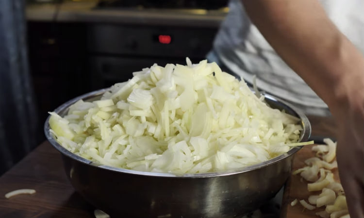 Салат Люси Спар. Сыр для супа с луком. Какой насадкой в комбайне шинковать лук для жарки.