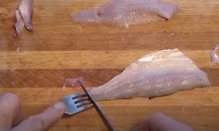 Как снять кожу с рыбы и сделать филе ( Fisch zum Filet verarbeiten ) - YouTube (